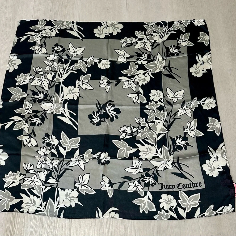 JUICY COUTURE Lily Floral Square NWT Scarf in Black/Grey White 36